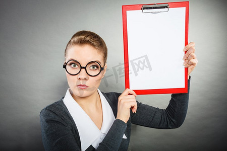 工作文件办公室概念。书呆子女孩介绍活页夹。戴眼镜的年轻女性展示文件..书呆子女孩介绍活页夹。
