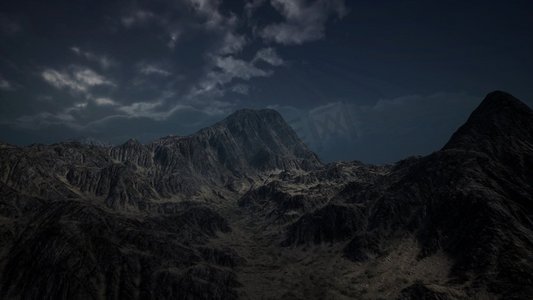 地球黑暗摄影照片_在火山峡谷上有草和岩石的暴风雨乌云。火山谷上空的风暴乌云