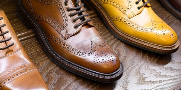 棕色全粒面皮鞋在木制显示在男鞋精品店。男士鞋业精品店