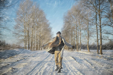 穿着大衣/冬装的时尚男士，在冬日风景的映衬下行走，雪天，暖和的衣服