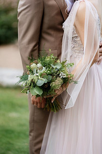 优雅的婚礼花束新鲜的天然花卉和绿色植物