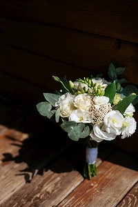 由新鲜的天然花卉和绿色植物组成的优雅的婚礼花束