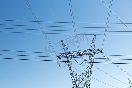 关于正能量的好段摄影照片_电力线和电的概念-蓝天之上的输电塔。蓝天之上的输电塔和电力线