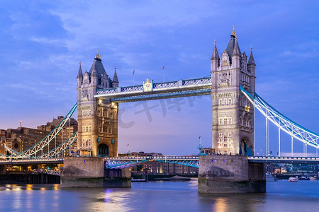伦敦泰晤士河摄影照片_伦敦塔桥日落黄昏，英国伦敦。