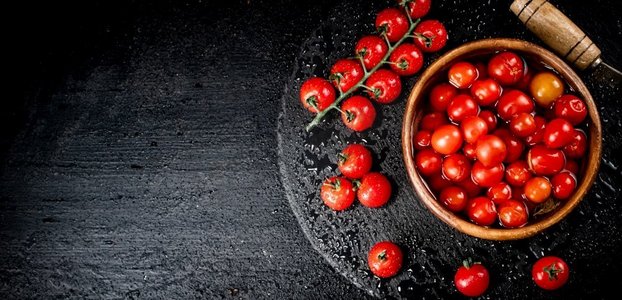 自制西红柿放在盘子里腌制。黑色背景。高质量的照片。自制西红柿放在盘子里腌制。 