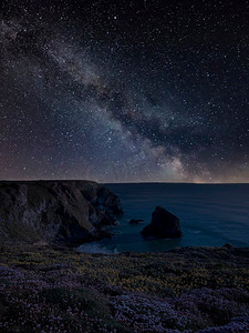 数字合成图像的银河夜空在风景图像的Bedruthan Steps