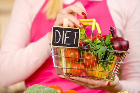 母婴商品购物摄影照片_购物篮与饮食标志和许多五颜六色的蔬菜。健康的饮食生活方式，素食。购物与节食蔬菜