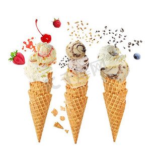 锥形图ppt摄影照片_各种冰淇淋勺在锥形筒与巧克力，香草和草莓隔绝在白色背景