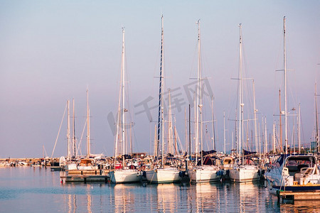 码头与停靠游艇在日落在朱利亚诺娃，意大利。码头与停靠游艇在日落