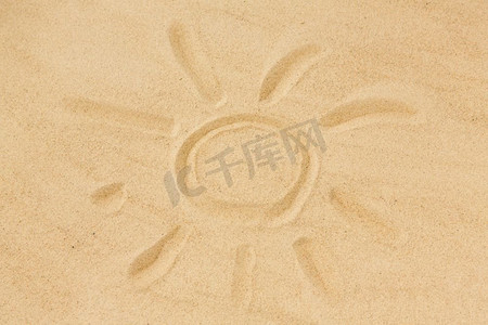 暑假概念—太阳在沙滩上的照片。太阳在沙滩上的照片