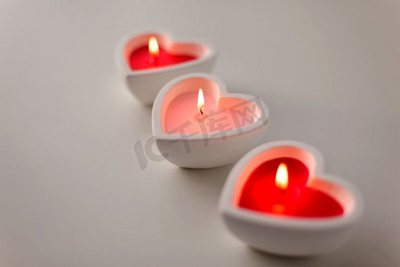 情人节和装饰概念—心形蜡烛燃烧。心形蜡烛在情人节燃烧