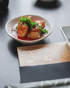 料理菜单摄影照片_餐厅餐桌上摆着寿司和日本料理