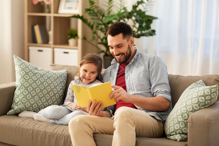 家、闲、民理念--幸福的父女在家读书。快乐的父女在家看书