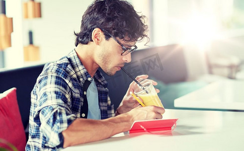 生活方式,创造力,自由职业者,灵感和人的概念-有创