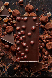情人巧克力摄影照片_巧克力和糖果孤立在黑色背景。巧克力和糖果孤立在黑色
