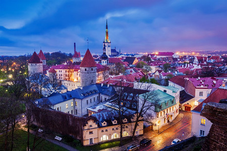 塔林中世纪老城鸟瞰图照明在晚上戏剧性的天空，爱沙尼亚。塔林中世纪老城，爱沙尼亚
