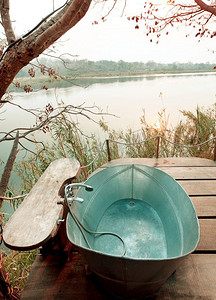 河岸摄影照片_豪华浴室在河岸户外，非洲