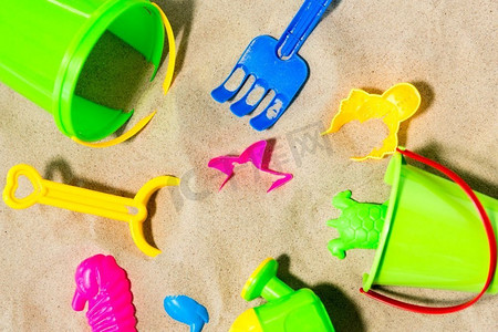 童年和夏季概念—沙滩玩具套件特写镜头。关闭沙玩具套件在夏季海滩