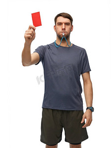 体育、裁判和人的概念——男裁判吹口哨，出示红色点球牌。裁判吹口哨出示红牌
