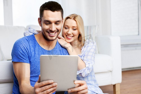 技术，互联网和人的概念—快乐的夫妇与电脑在家里。快乐的夫妇与电脑在家里