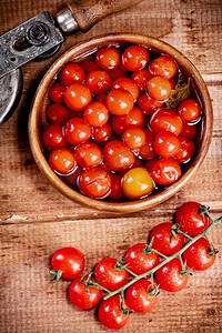 泡菜腌制摄影照片_在家里腌制成熟的西红柿。在一个木制的背景。高质量的照片。在家里腌制成熟的西红柿。 