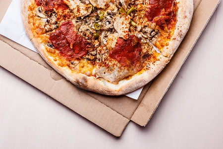 垃圾不健康的意大利菜肴概念。盒装热披萨。订购的美味快餐送来了..盒装热披萨。