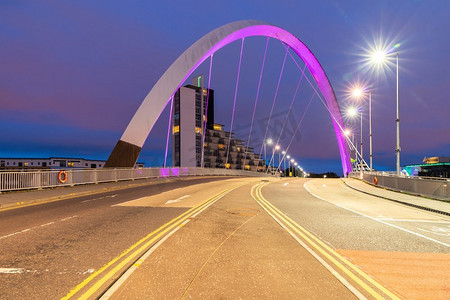 克莱德弧桥沿着河克莱德日落黄昏在格拉斯哥市苏格兰英国。