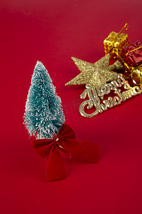 圣诞节平安夜圣诞树红底图纯色金色蝴蝶结礼物字母