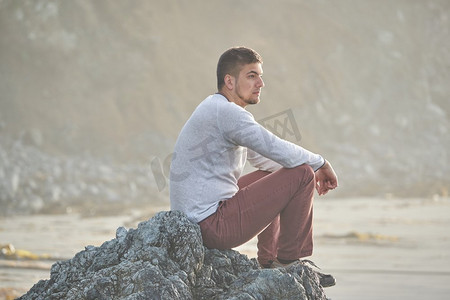 美国地标建筑摄影照片_秋天，孤独的男人在海滩上。美国加利福尼亚州太平洋海岸景观