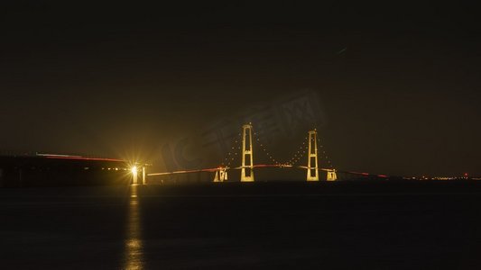 横跨大带的大桥-丹麦的斯托雷贝尔特大桥，夜间。丹麦夜间的斯托雷贝尔特大桥