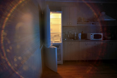厨房内部配有室外冰箱