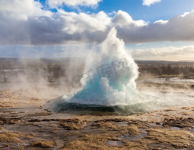 geysir摄影照片_strokkur geysir温泉喷发在黄金圈冰岛。