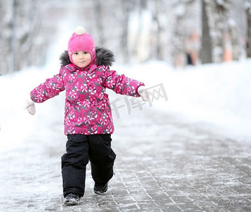 小女孩，一个在雪地里散步的孩子