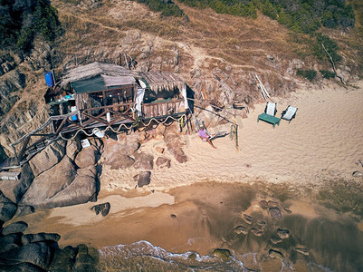 空中吊床摄影照片_在吊床的人在一个美丽的海滩鸟瞰无人机拍摄，西托尼亚，希腊