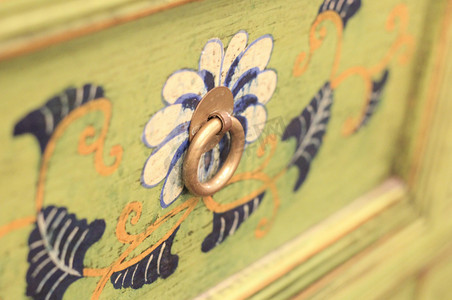 复古做旧的绿色柜子上的铜扣和花纹
