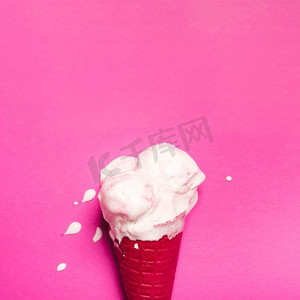 冰淇淋设计摄影照片_融化的滴水冰淇淋红蛋筒