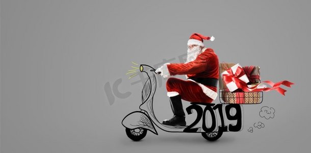 圣诞老人在摩托车交付圣诞节或新年2019礼物在灰色背景圣诞老人在滑板车