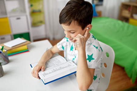 小学生自我介绍摄影照片_ 小学生，教育，书，耳机