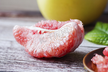 血柚摄影照片_剥开的红心蜜柚血柚的果肉