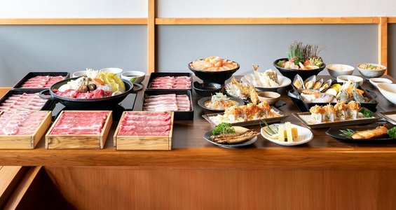 日本和牛寿喜烧集准备与各种日本料理烹饪