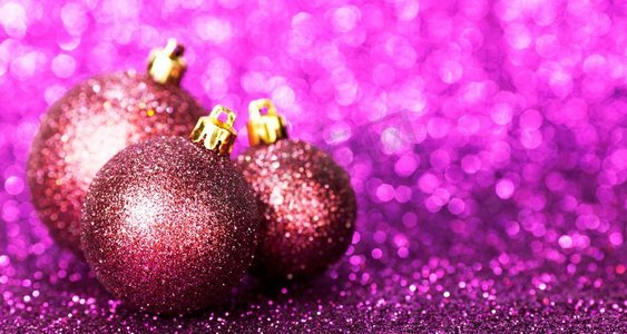 美丽的闪光紫色圣诞球特写在闪亮的背景