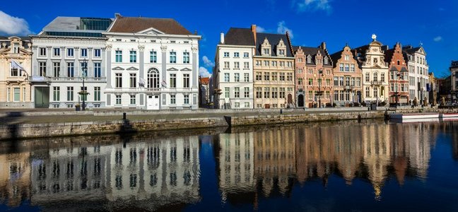 比利时中世纪欧洲城镇全景运河。比利时根特科佩尔莱街。根特运河。比利时根特
