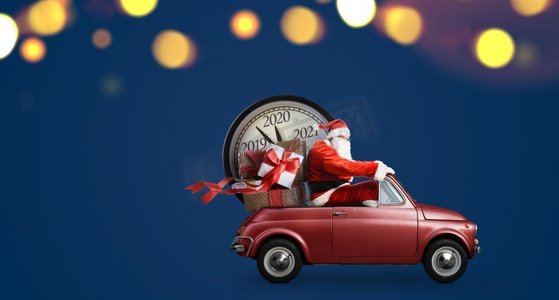 圣诞倒计时到了。在汽车的圣诞老人提供新年礼物和时钟在蓝色背景。圣诞老人倒计时车
