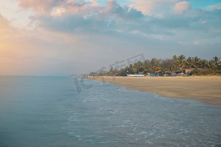 果阿是印度西南部的一个邦。船在海边