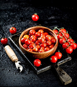 在桌子上腌制成熟的自制西红柿。在黑色背景上。高质量的照片。在桌子上腌制成熟的自制西红柿。