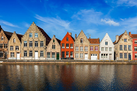 典型的欧洲墙纸-欧洲城市景观运河和中世纪房屋。比利时布鲁日(Brugge)欧洲小镇。比利时布鲁日