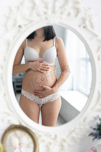 孕妇检查自己的镜子