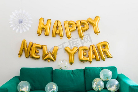 气球绿色摄影照片_黄色气球上的新年快乐题词