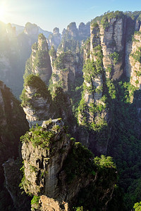 中国著名的旅游景点——张家界石柱悬崖山在武陵源，中国，日出.中国张家界山脉