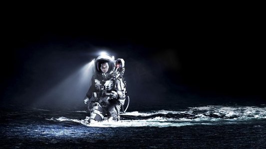 穿着宇航服的宇航员在水中奔跑。混合媒体。太空人跑得很快。混合介质